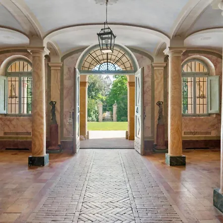 Villa Lavish In With Swimming Pool